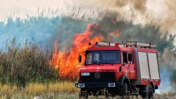 Φωτιά τώρα στο Μελίσσι Κορινθίας